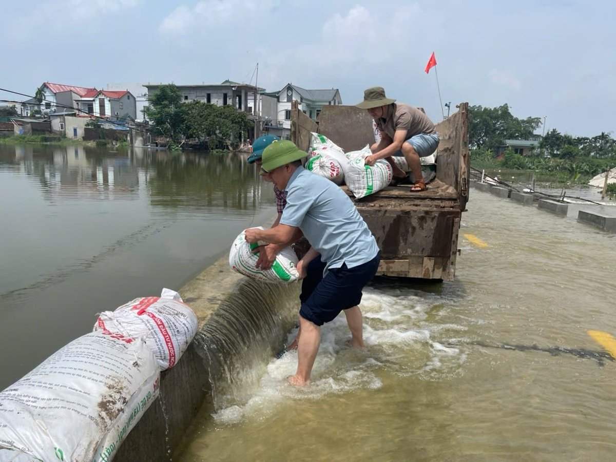 Việc lập danh mục và quản lý hành lang bảo vệ nguồn nước được coi là một trong những giải pháp căn cơ, lâu dài nhằm phòng chống sạt lở, điều hòa nguồn nước và giảm thiểu ngập úng. Ảnh: Minh Hoàng. Việc lập danh mục và quản lý hành lang bảo vệ nguồn nước được coi là một trong những giải pháp căn cơ, lâu dài nhằm phòng chống sạt lở, điều hòa nguồn nước và giảm thiểu ngập úng. Ảnh: Minh Hoàng.
