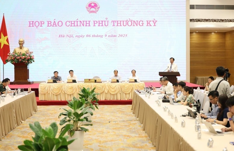 Bộ trưởng, Chủ nhiệm Văn phòng Chính phủ Trần Văn Sơn, Người phát ngôn của Chính phủ chủ trì buổi họp báo thường kỳ Chính phủ tháng 8 - Ảnh:  VGP