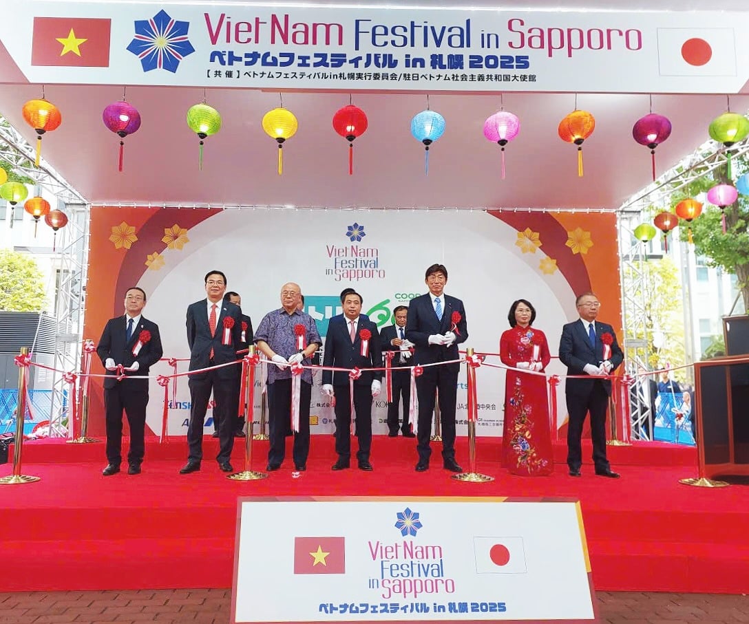 Các đại biểu cắt băng khai mạc Lễ hội Việt Nam tại thành phố Sapporo. Ảnh: ICD.