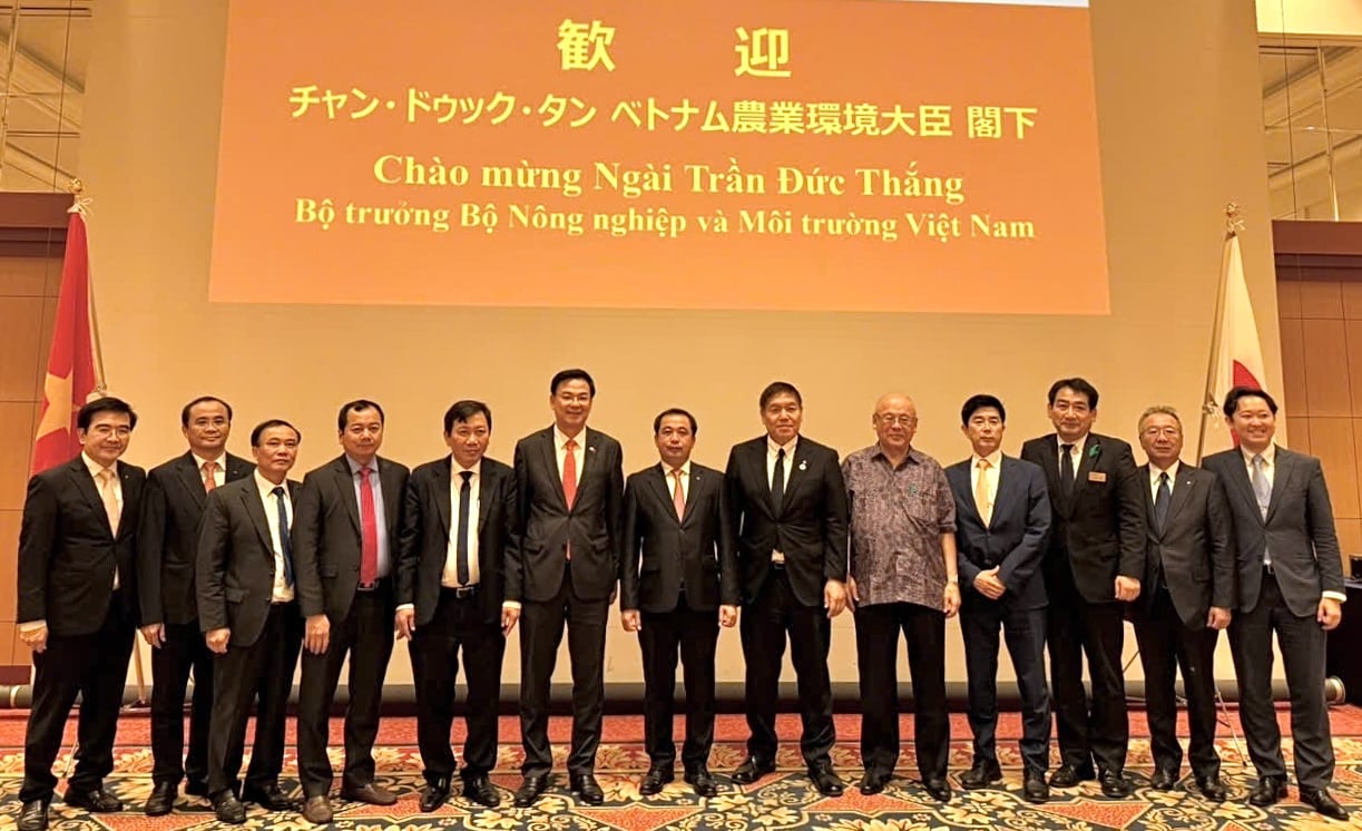 Lãnh đạo Bộ Nông nghiệp và Môi trường Việt Nam và Liên đoàn Hợp tác xã Nông nghiệp Hokuren chụp ảnh kỉ niệm. Ảnh: ICD.