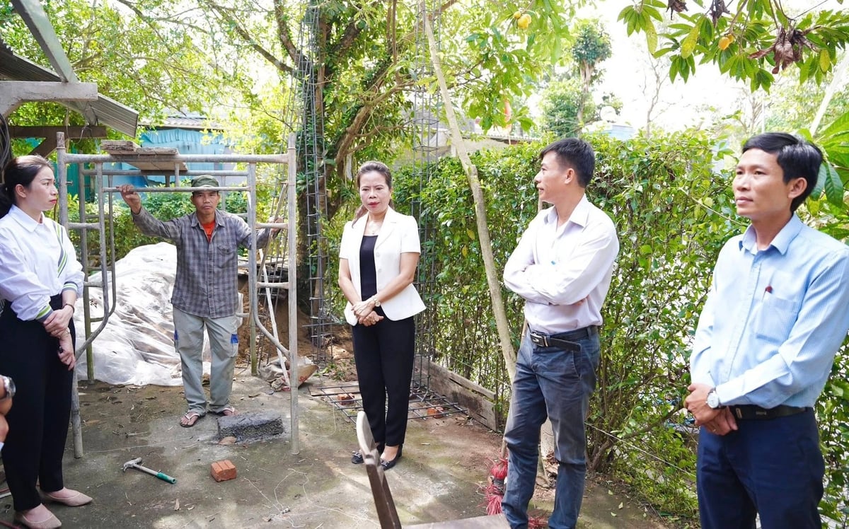 Chính quyền TP Huế tiếp tục đồng hành cùng hộ nghèo, cận nghèo, gia đình chính sách để ổn định chỗ ở, yên tâm sản xuất, từng bước thoát nghèo bền vững. Ảnh: Văn Dinh.