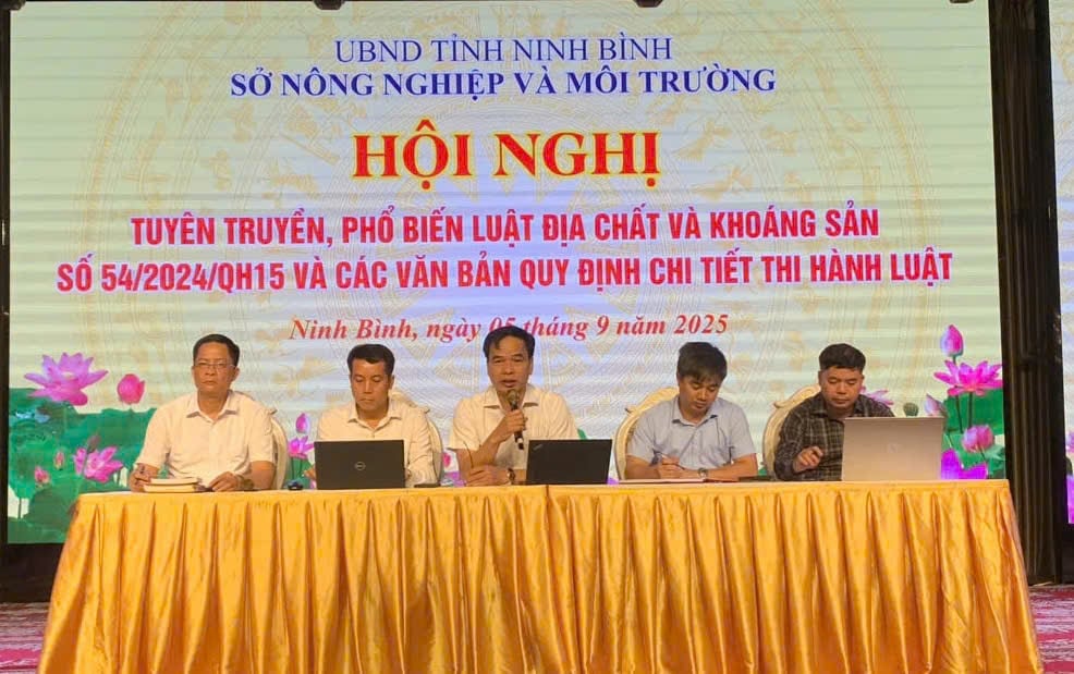 Tại hội nghị, các chuyên gia đã trao đổi, giải đáp câu hỏi của các địa phương, doanh nghiệp và đại biểu tham dự hội nghị về các nội dung, hoạt động trong quá trình triển khai Luật Địa chất và khoáng sản và các văn bản hướng dẫn thi hành. Ảnh: Mai Anh. Tại hội nghị, các chuyên gia đã trao đổi, giải đáp câu hỏi của các địa phương, doanh nghiệp và đại biểu tham dự hội nghị về các nội dung, hoạt động trong quá trình triển khai Luật Địa chất và khoáng sản và các văn bản hướng dẫn thi hành. Ảnh: Mai Anh.