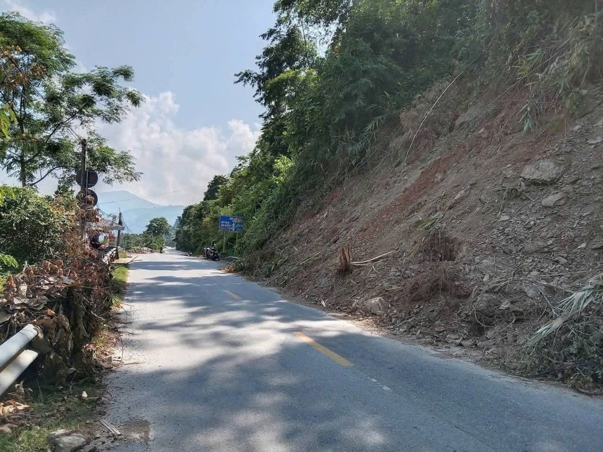 Đoạn quốc lộ 7A, ngay đầu cầu treo Khe Ngậu nơi phát hiện vết nứt lớn, kéo dài trên ta luy dương. Ảnh: Phạm Tuân.