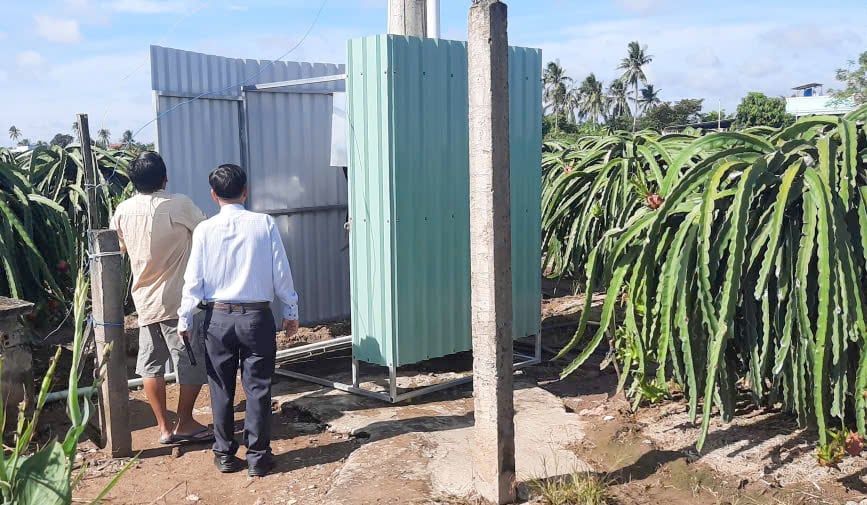 Tình trạng trộm cắp dây điện tại các vườn thanh long khiến người dân bức xúc. Ảnh: Thanh Bạch.