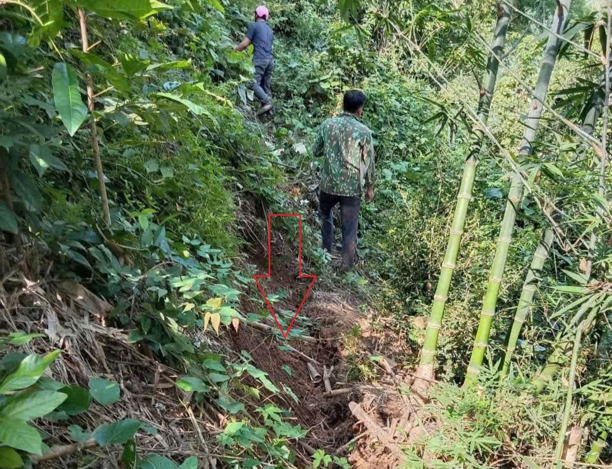 Vết nứt lớn được người dân vừa mới phát hiện phía taluy dương quốc lộ 7A tại bản Lở, xã Tương Dương. Ảnh: Phạm Tuân.