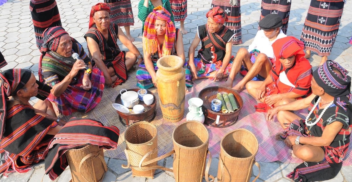 Các già làng ở A Lưới không chỉ tuyên truyền chính sách mà còn góp phần động viên, khơi dậy ý thức tự lực trong đồng bào dân tộc thiểu số, từ đó tạo ra động lực giảm nghèo vững chắc. Ảnh: Dinh Văn.