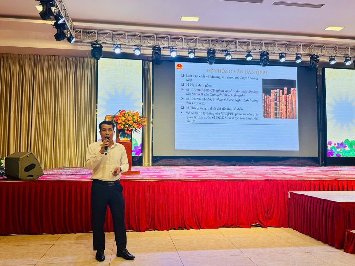 Ông Phạm Việt Huy - Phòng Pháp chế và Kiểm soát hoạt động địa chất, khoáng sản, Cục Địa chất và Khoáng sản Việt Nam phố biến Luật Địa chất và khoáng sản và các văn bản quy định chi tiết thi hành Luật. Ảnh: Mai Anh. Ông Phạm Việt Huy - Phòng Pháp chế và Kiểm soát hoạt động địa chất, khoáng sản, Cục Địa chất và Khoáng sản Việt Nam phố biến Luật Địa chất và khoáng sản và các văn bản quy định chi tiết thi hành Luật. Ảnh: Mai Anh.