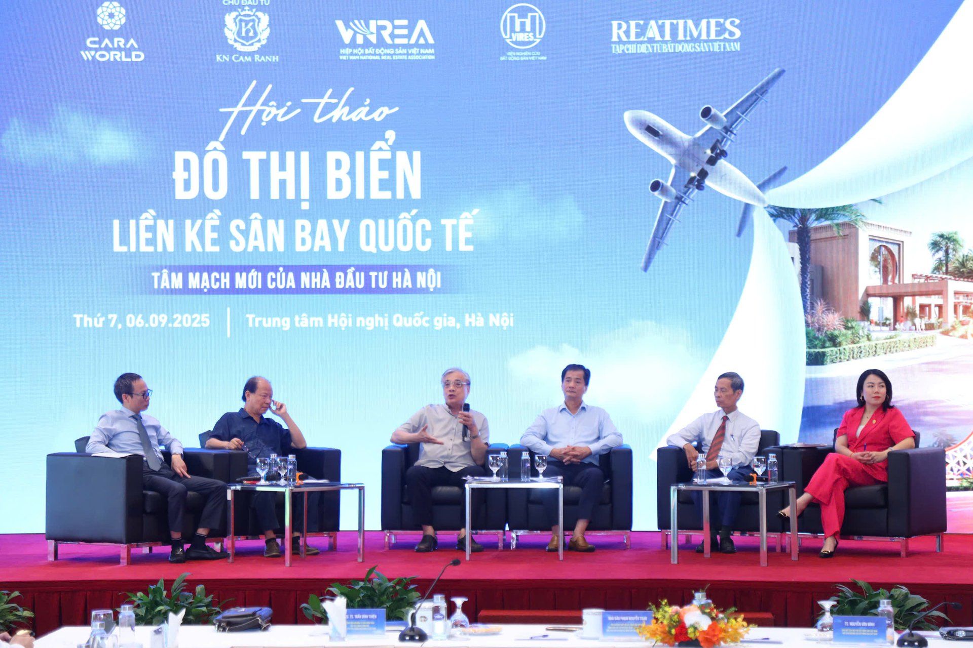 Các diễn giả chia sẻ về vai trò của mô hình đô thị biển liền kề sân bay trong chiến lược phát triển đô thị và thu hút đầu tư. Ảnh: Reatimes. 