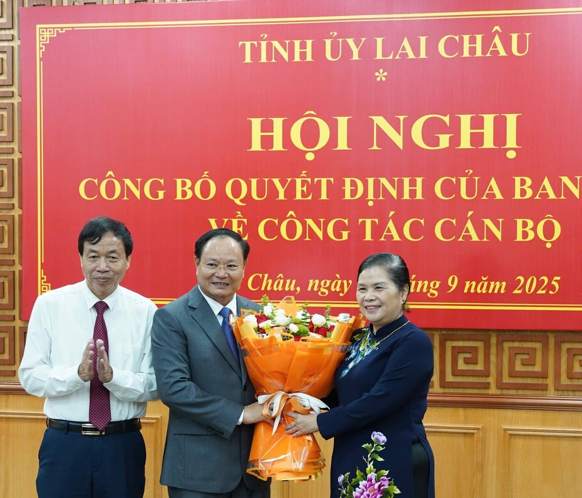 Đồng chí Giàng Páo Mỷ, Bí thư Tỉnh ủy Lai Châu và đồng chí Lê Văn Lương, Chủ tịch UBND tỉnh Lai Châu (áo trắng) chúc mừng đồng chí Lê Minh Ngân. Ảnh: Trần Hương. 
