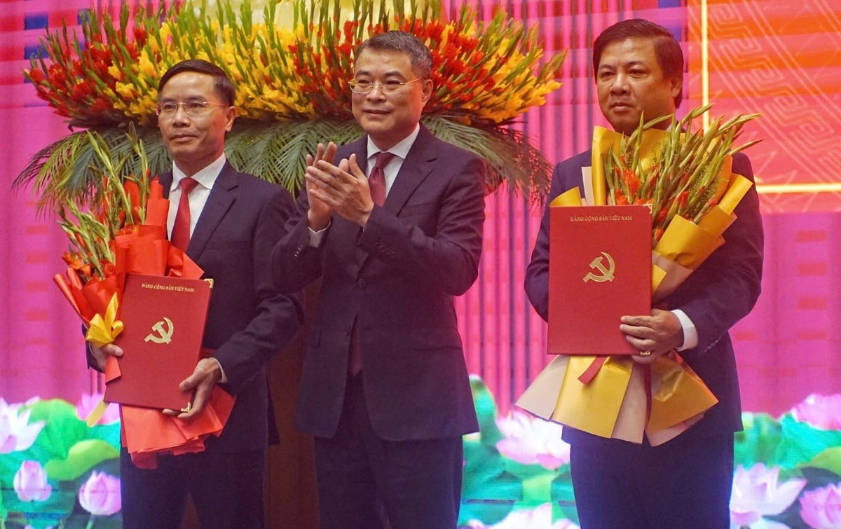 Ông Lương Nguyễn Minh Triết (bìa phải) và ông Phạm Đức Ấn (bìa trái) nhận quyết định của Bộ Chính trị, Ban Bí thư. Ảnh: Lan Anh. Ông Lương Nguyễn Minh Triết (bìa phải) và ông Phạm Đức Ấn (bìa trái) nhận quyết định của Bộ Chính trị, Ban Bí thư. Ảnh: Lan Anh.