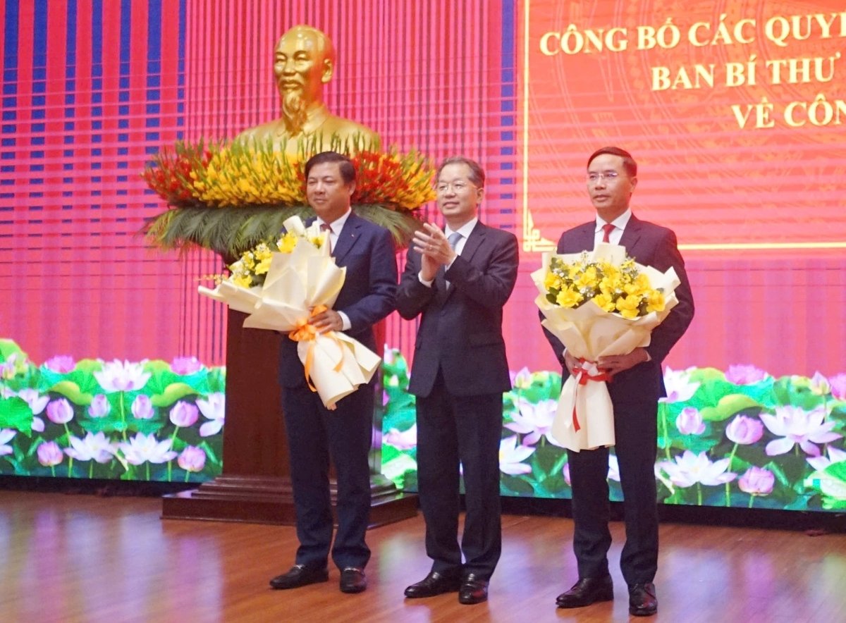 Ông Nguyễn Văn Quảng, nguyên Bí thư Thành ủy Đà Nẵng (giữa) tặng hoa chúc mừng ông Lương Nguyễn Minh Triết và ông Phạm Đức Ấn. Ảnh: Lan Anh. Ông Nguyễn Văn Quảng, nguyên Bí thư Thành ủy Đà Nẵng (giữa) tặng hoa chúc mừng ông Lương Nguyễn Minh Triết và ông Phạm Đức Ấn. Ảnh: Lan Anh.