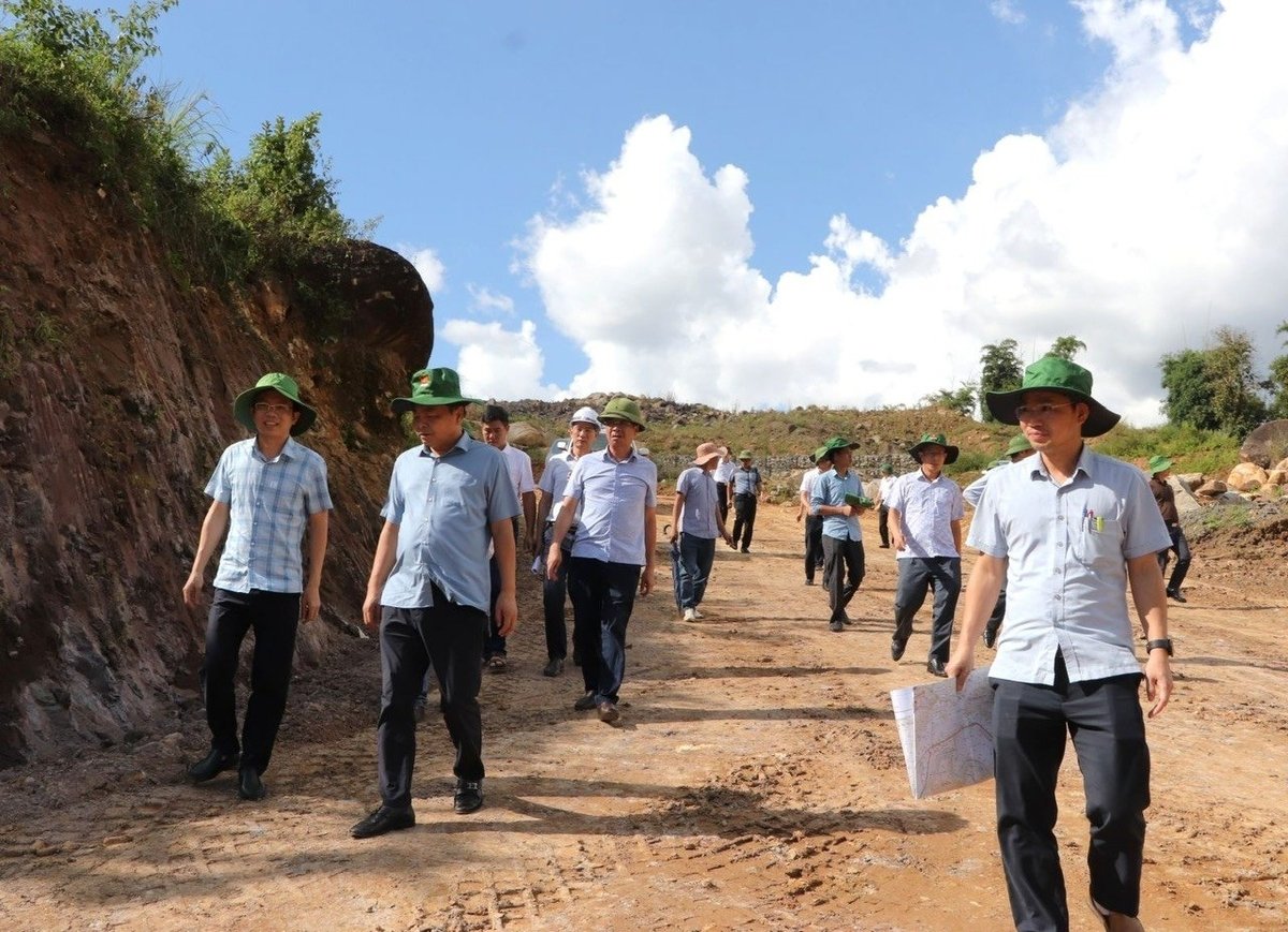 Đoàn công tác cũng tới kiểm tra mặt bằng thực hiện dự án Hồ chứa nước Giang Ma, tỉnh Lai Châu. Ảnh: laichau.gov.vn Đoàn công tác cũng tới kiểm tra mặt bằng thực hiện dự án Hồ chứa nước Giang Ma, tỉnh Lai Châu. Ảnh: laichau.gov.vn