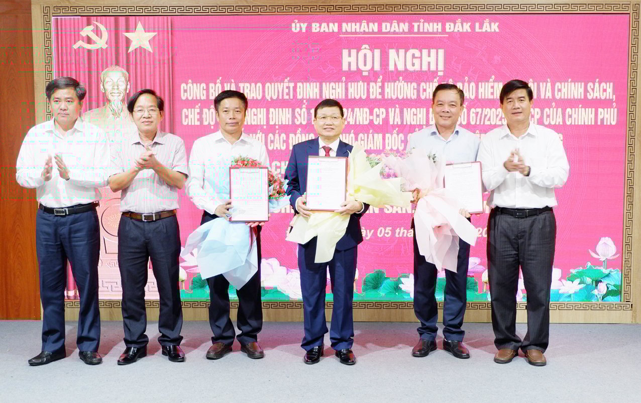 Phó Chủ tịch UBND tỉnh Đắk Lắk Nguyễn Thiên Văn (bìa phải) trao quyết định nghỉ hưu cho 3 Phó Giám đốc Sở NN-MT. Ảnh: Trần Thọ. Phó Chủ tịch UBND tỉnh Đắk Lắk Nguyễn Thiên Văn (bìa phải) trao quyết định nghỉ hưu cho 3 Phó Giám đốc Sở NN-MT. Ảnh: Trần Thọ.