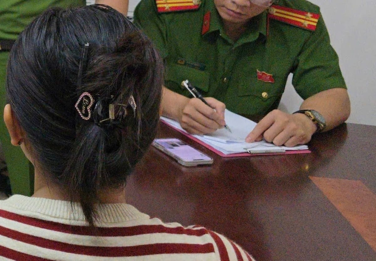 Công an xã Quảng Chính, tỉnh Thanh Hóa mời và làm việc với công dân C.T.H về việc đưa thông tin sai lệch lên mạng xã hội. Ảnh: EVNNPC. Công an xã Quảng Chính, tỉnh Thanh Hóa mời và làm việc với công dân C.T.H về việc đưa thông tin sai lệch lên mạng xã hội. Ảnh: EVNNPC.
