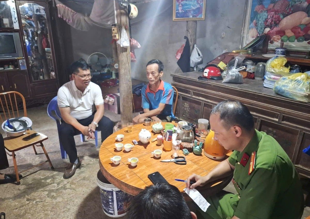 Lực lượng Công an xã Hùng Việt phối hợp với Đội QLĐLKV Cẩm Khê (PC Phú Thọ) cung cấp thông tin chính xác cho khách hàng. Ảnh: EVNNPC. Lực lượng Công an xã Hùng Việt phối hợp với Đội QLĐLKV Cẩm Khê (PC Phú Thọ) cung cấp thông tin chính xác cho khách hàng. Ảnh: EVNNPC.