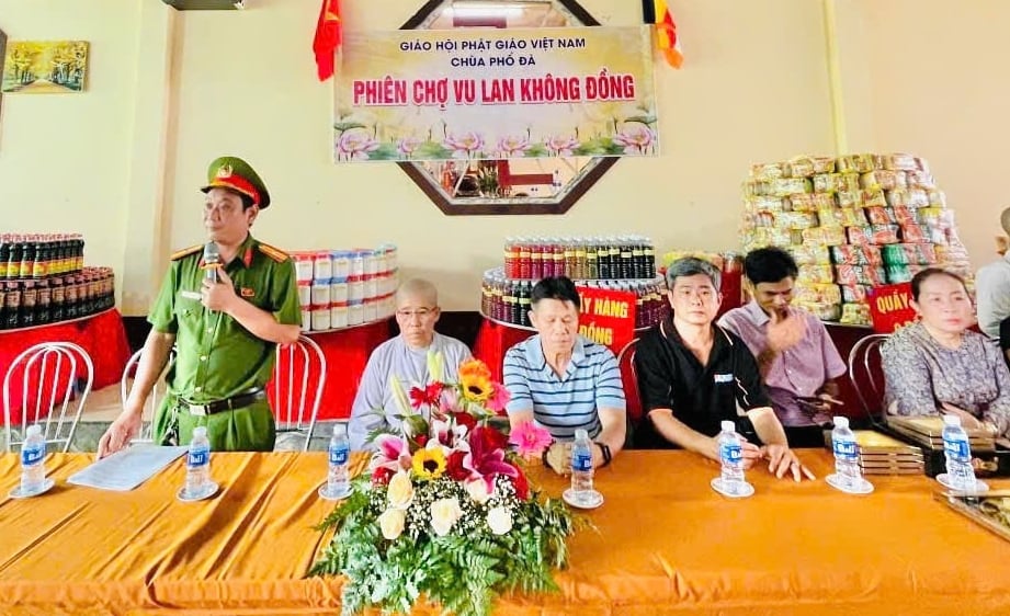 Thiếu tá Lê Văn Nhã, Phó Tổ trưởng Tổ Cảnh sát trật tự Công an xã Châu Thới, tuyên truyền về trật tự an toàn giao thông. Ảnh: Trọng Linh. Thiếu tá Lê Văn Nhã, Phó Tổ trưởng Tổ Cảnh sát trật tự Công an xã Châu Thới, tuyên truyền về trật tự an toàn giao thông. Ảnh: Trọng Linh.