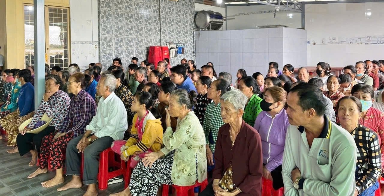 Buổi tuyên truyền về trật tự an toàn giao thông cho các tăng, ni, phật tử và người dân trên địa bàn xã Châu Thới, thu hút hơn 330 người tham dự. Ảnh: Trọng Linh. Buổi tuyên truyền về trật tự an toàn giao thông cho các tăng, ni, phật tử và người dân trên địa bàn xã Châu Thới, thu hút hơn 330 người tham dự. Ảnh: Trọng Linh.