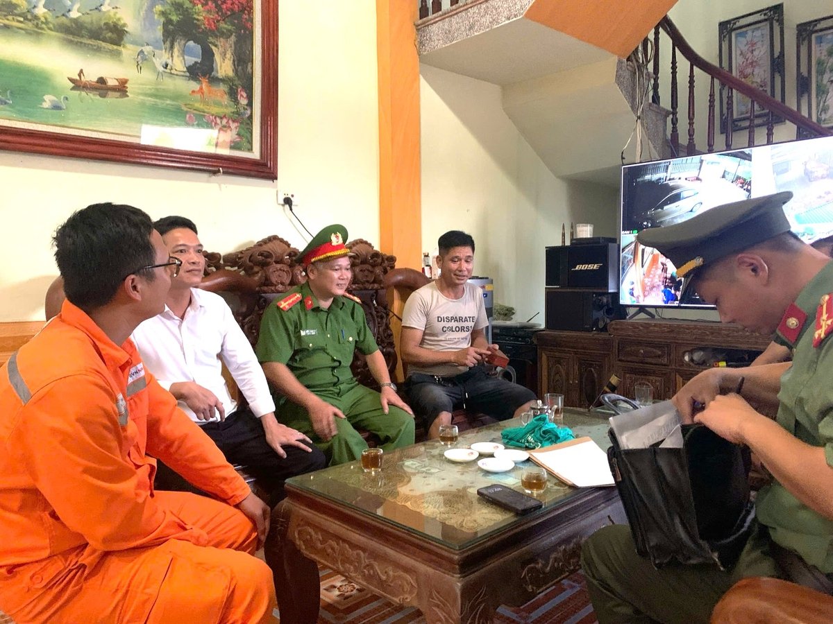 Đội Quản lý Điện lực khu vực Ân Thi (PC Hưng Yên) phối hợp cùng khách hàng Hồ Văn Trường làm việc với Công an xã Ân Thi. Ảnh: EVNNPC. Đội Quản lý Điện lực khu vực Ân Thi (PC Hưng Yên) phối hợp cùng khách hàng Hồ Văn Trường làm việc với Công an xã Ân Thi. Ảnh: EVNNPC.
