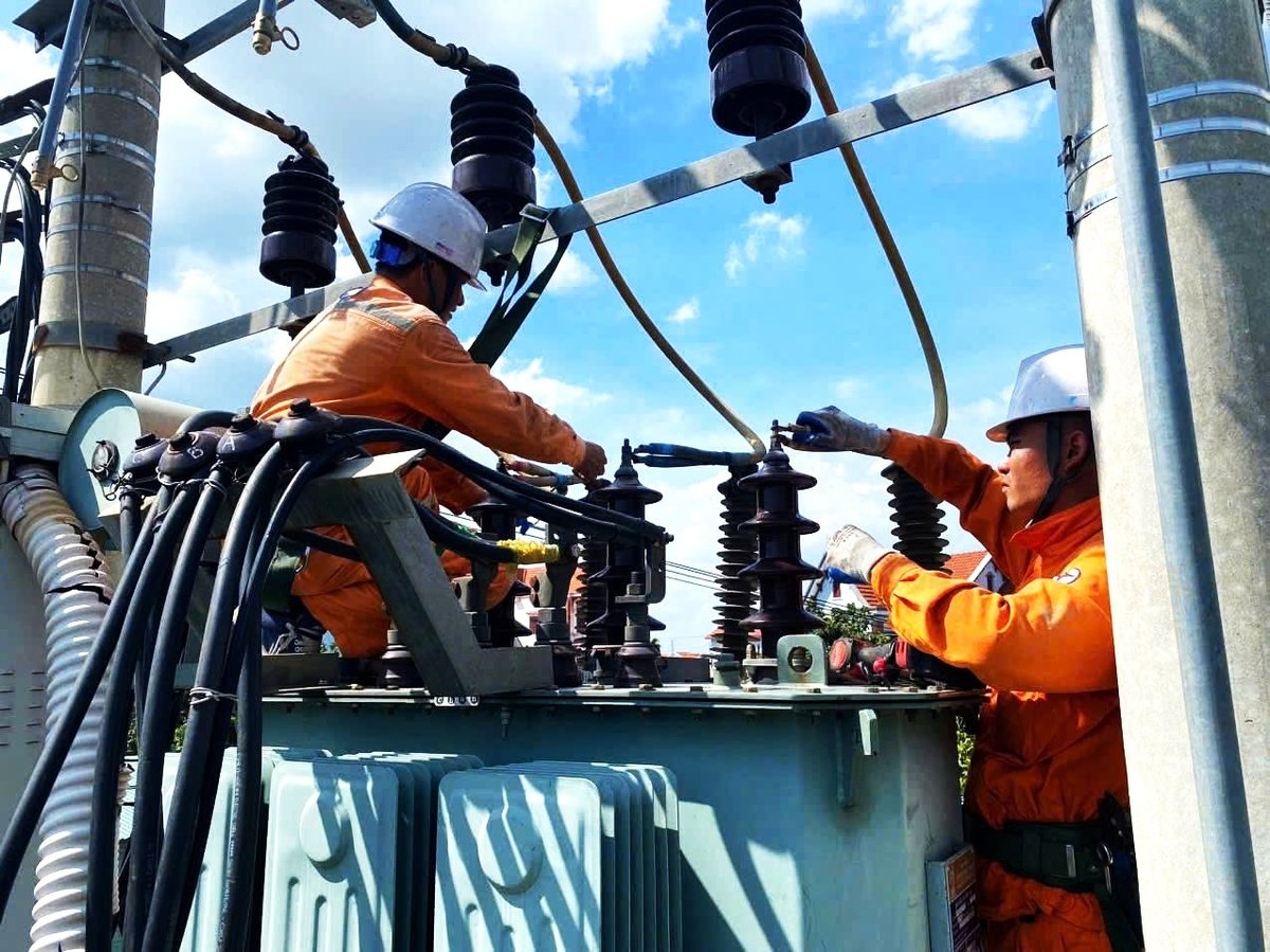 Công nhân EVNNPC làm việc dưới điều kiện thời tiết nắng nóng ngày 4/8/2025. Ảnh: EVNNPC. Công nhân EVNNPC làm việc dưới điều kiện thời tiết nắng nóng ngày 4/8/2025. Ảnh: EVNNPC.