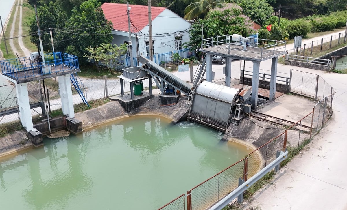 5 hệ thống máy vớt rác tự động được bố trí trên tuyến kênh Đông Củ Chi được vận hành từ xa giúp giảm sức lao động và dòng kênh luôn được trong, sạch. Ảnh: Lê Bình. 5 hệ thống máy vớt rác tự động được bố trí trên tuyến kênh Đông Củ Chi được vận hành từ xa giúp giảm sức lao động và dòng kênh luôn được trong, sạch. Ảnh: Lê Bình.