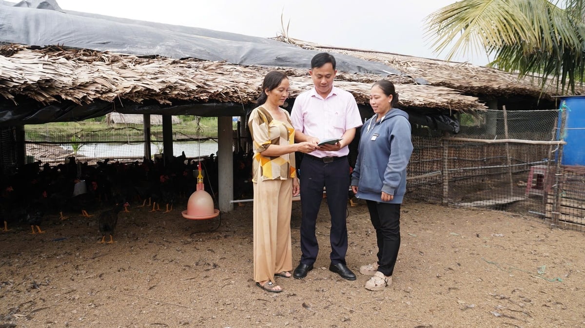 Bà Nguyễn Thị Trọn (bìa trái) được cán bộ Ngân hàng CSXH hướng dẫn vay vốn. Ảnh: Trần Trung. Bà Nguyễn Thị Trọn (bìa trái) được cán bộ Ngân hàng CSXH hướng dẫn vay vốn. Ảnh: Trần Trung.