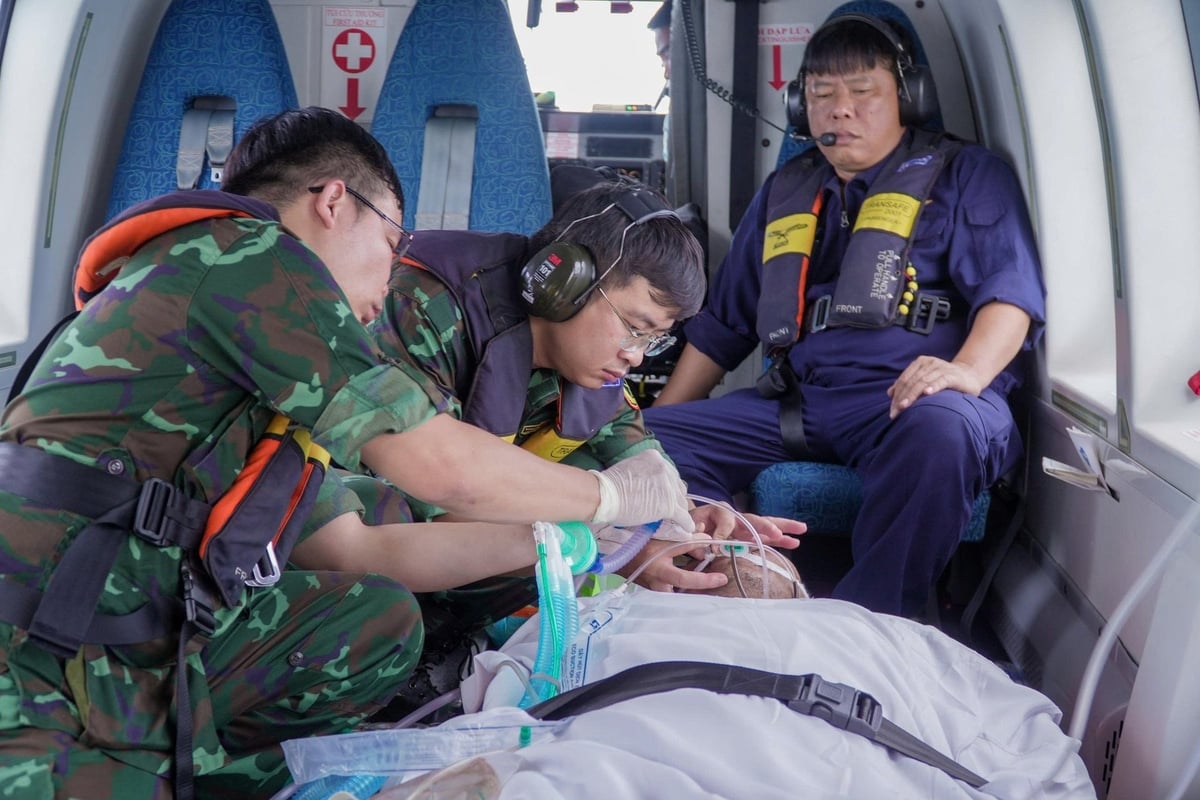 Trong suốt hành trình bay, các bác sĩ liên tục theo dõi sinh hiệu người bệnh. Ảnh: BVCC. Trong suốt hành trình bay, các bác sĩ liên tục theo dõi sinh hiệu người bệnh. Ảnh: BVCC.