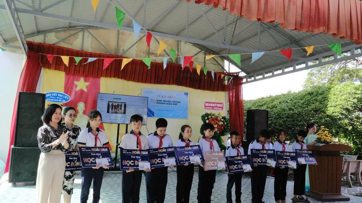 Ngoài ra, các khách hành thân thiết của GrowMax – đại lý thức ăn thủy sản Hoài Nam (xã Đông Hải, tỉnh Cà Mau) hỗ trợ 20 suất học bổng (1 triệu đồng/suất) hỗ trợ các em học sinh hai trường Tiểu học và THCS Đông Hải. Ngoài ra, các khách hành thân thiết của GrowMax – đại lý thức ăn thủy sản Hoài Nam (xã Đông Hải, tỉnh Cà Mau) hỗ trợ 20 suất học bổng (1 triệu đồng/suất) hỗ trợ các em học sinh hai trường Tiểu học và THCS Đông Hải.
