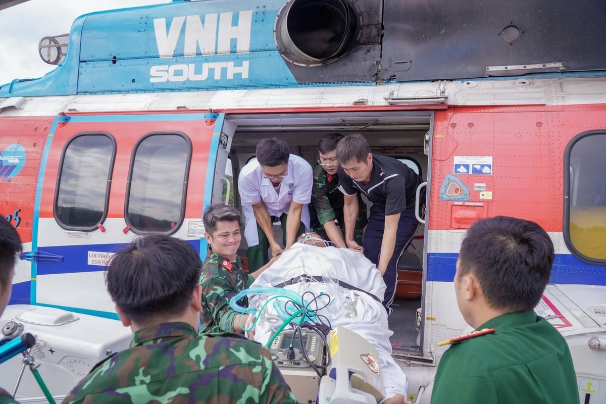 Các bác sĩ vận chuyển ngư dân lên trực thăng về đất liền điều trị. Ảnh: BVCC. Các bác sĩ vận chuyển ngư dân lên trực thăng về đất liền điều trị. Ảnh: BVCC.