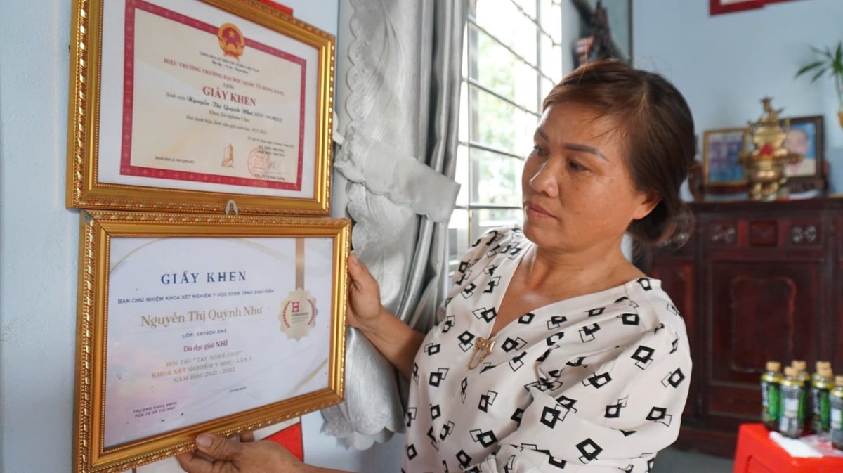 Bà Oanh khoe thành tích của những đứa con. Ảnh: Trần Trung. Bà Oanh khoe thành tích của những đứa con. Ảnh: Trần Trung.