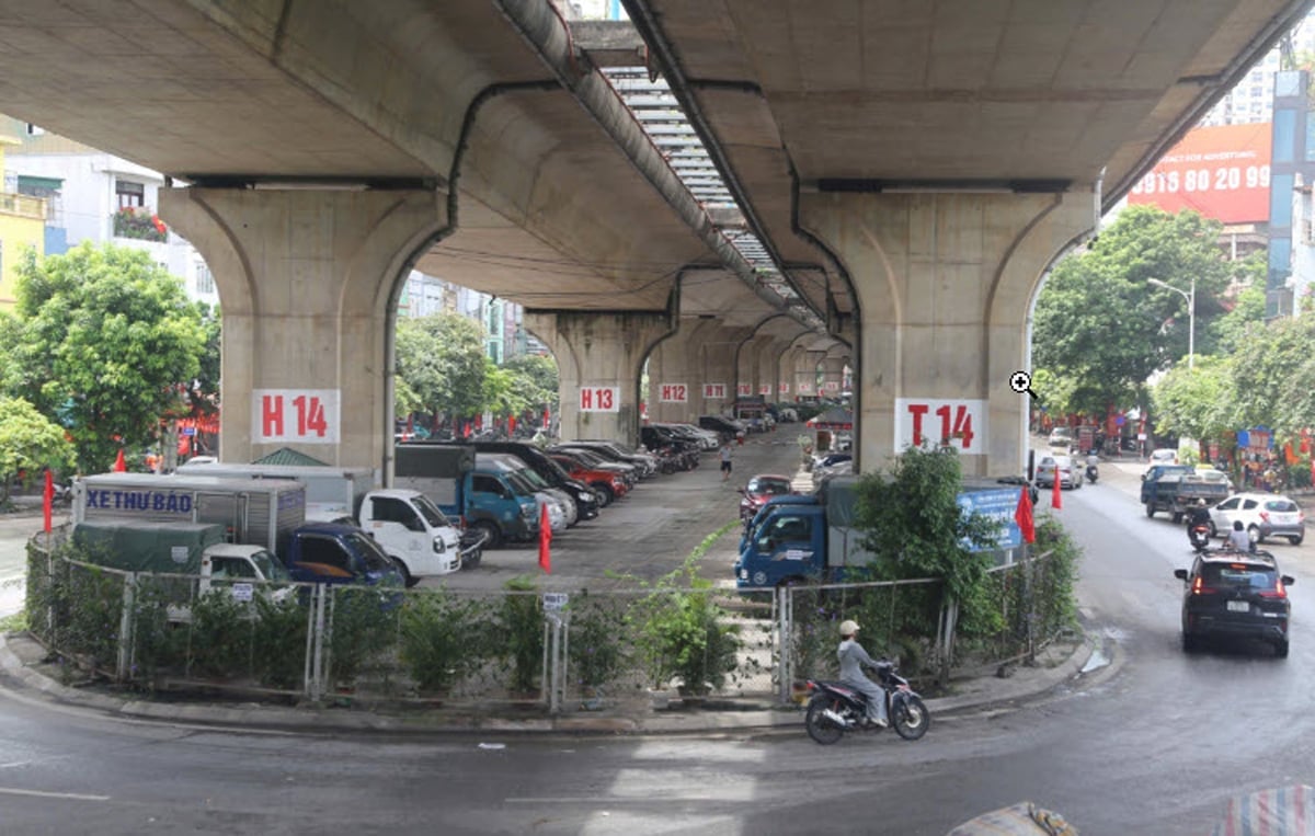 Hà Nội thực hiện kiểm tra, rà soát việc quản lý, sử dụng hành lang an toàn đường bộ và biện pháp bảo đảm phòng cháy, chữa cháy kết cấu hạ tầng đường bộ. Ảnh: Dân Trí. Hà Nội thực hiện kiểm tra, rà soát việc quản lý, sử dụng hành lang an toàn đường bộ và biện pháp bảo đảm phòng cháy, chữa cháy kết cấu hạ tầng đường bộ. Ảnh: Dân Trí.