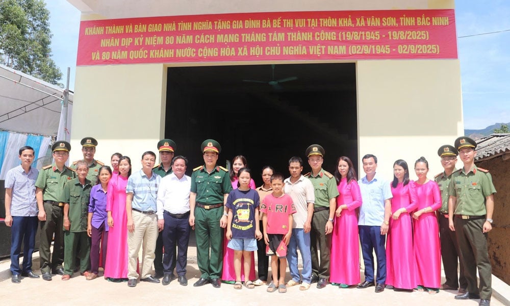 Các đại biểu chụp ảnh lưu niệm trong lễ bàn giao nhà tình nghĩa cho gia đình bà Bế Thị Vui. Ảnh: Hải Vân. Các đại biểu chụp ảnh lưu niệm trong lễ bàn giao nhà tình nghĩa cho gia đình bà Bế Thị Vui. Ảnh: Hải Vân.