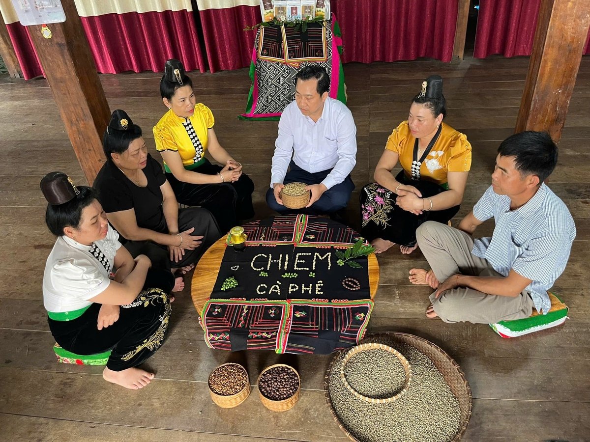 Mô hình sản xuất cà phê sạch được chị em phụ nữ xã Mường Ảng xây dựng và cho thu nhập 600 triệu đồng mỗi năm. Trong ảnh: Nhóm chị em đang chia sẻ kinh nghiệm làm cà phê sạch. Ảnh: Trần Hương. 