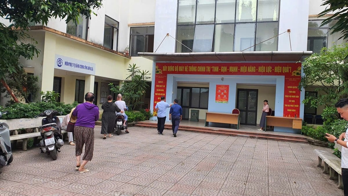Các đơn vị trực thuộc UBND phường Hồng Hà, TP.Hà Nội hoạt động phục vụ nhân dân. Ảnh: Xuân Vũ. Các đơn vị trực thuộc UBND phường Hồng Hà, TP.Hà Nội hoạt động phục vụ nhân dân. Ảnh: Xuân Vũ.