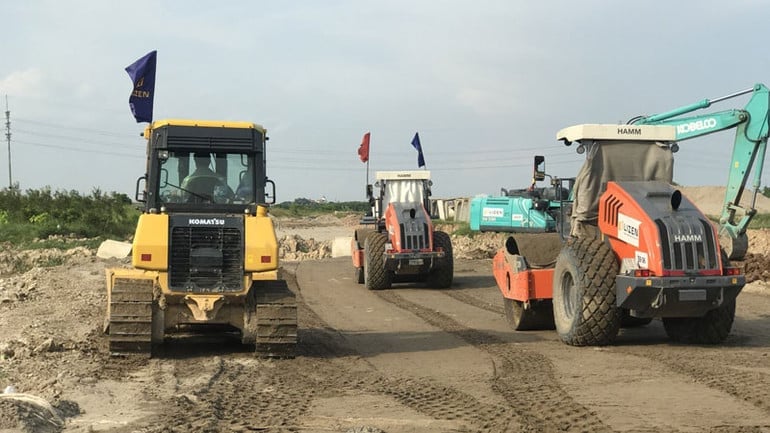 Thi công đường thuộc Dự án đường Vành đai 4 vùng Thủ đô trên địa bàn Hưng Yên. Ảnh: Phạm Hà.