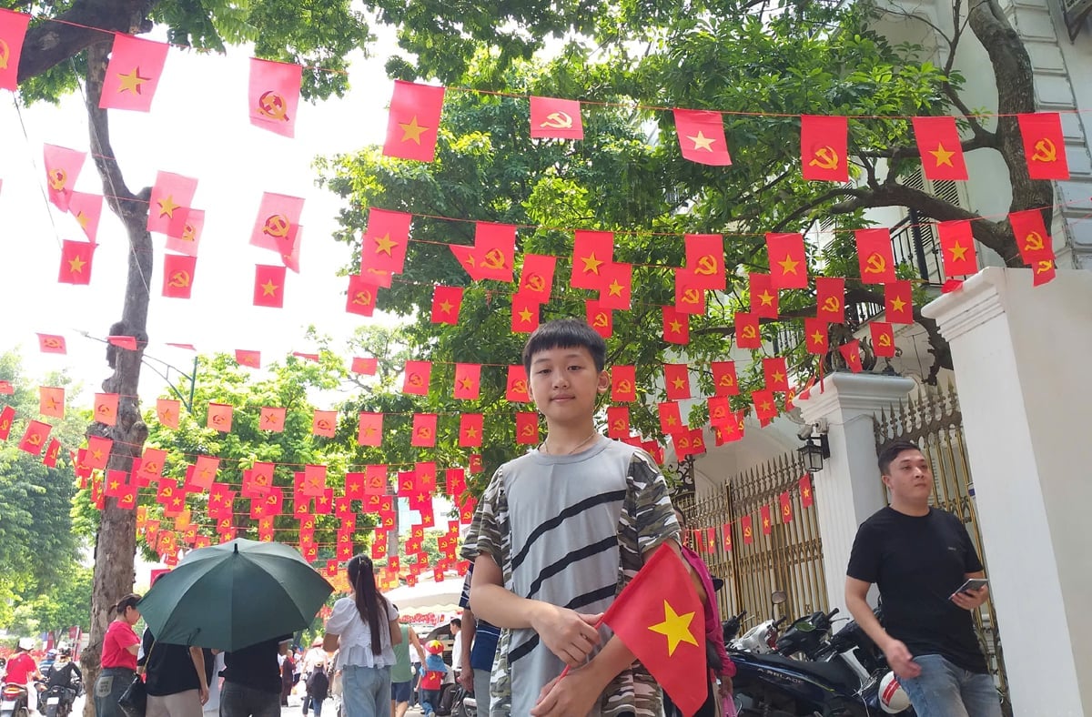 Đông đảo người dân và du khách quốc tế đổ về Thủ đô tham quan, mua sắm, hòa mình vào những ngày lễ ý nghĩa tại Hà Nội. Ảnh: Nguyễn Hà. Đông đảo người dân và du khách quốc tế đổ về Thủ đô tham quan, mua sắm, hòa mình vào những ngày lễ ý nghĩa tại Hà Nội. Ảnh: Nguyễn Hà.
