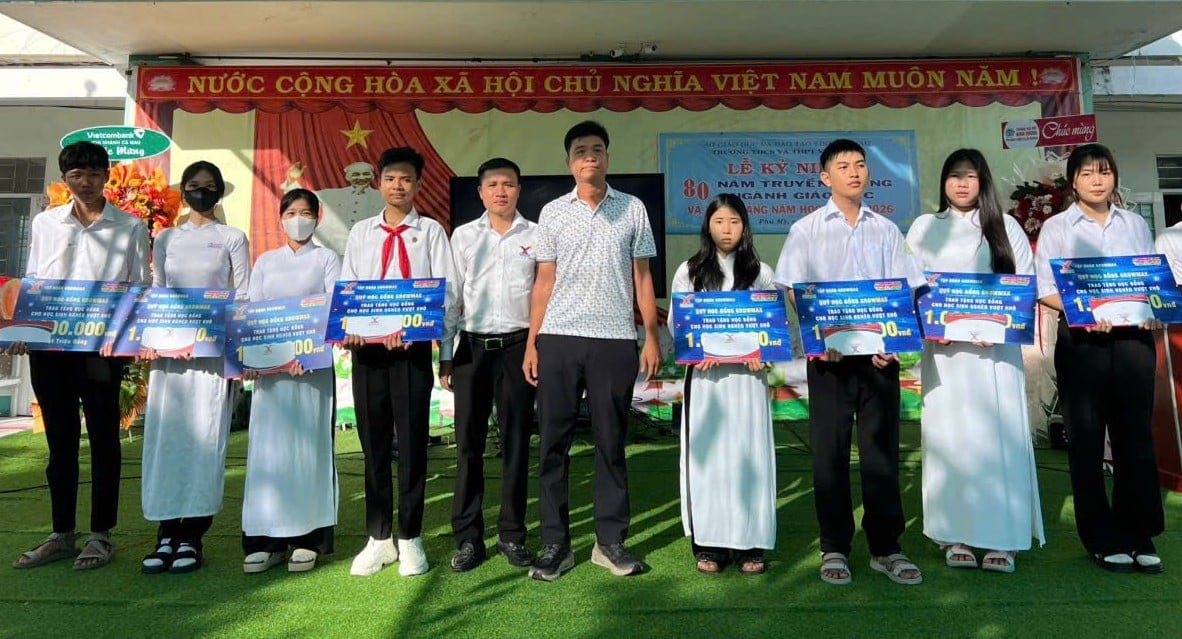 Tại Trường THCS và THPT Vàm Đình (ấp Vàm Đình, xã Phú Mỹ, tỉnh Cà Mau), ông Trần Đình Dương – Trưởng khu vực của GrowMax và đại lý Nguyễn Hoàng Thơ cùng trao 10 suất học bổng cho các em. Tại Trường THCS và THPT Vàm Đình (ấp Vàm Đình, xã Phú Mỹ, tỉnh Cà Mau), ông Trần Đình Dương – Trưởng khu vực của GrowMax và đại lý Nguyễn Hoàng Thơ cùng trao 10 suất học bổng cho các em.