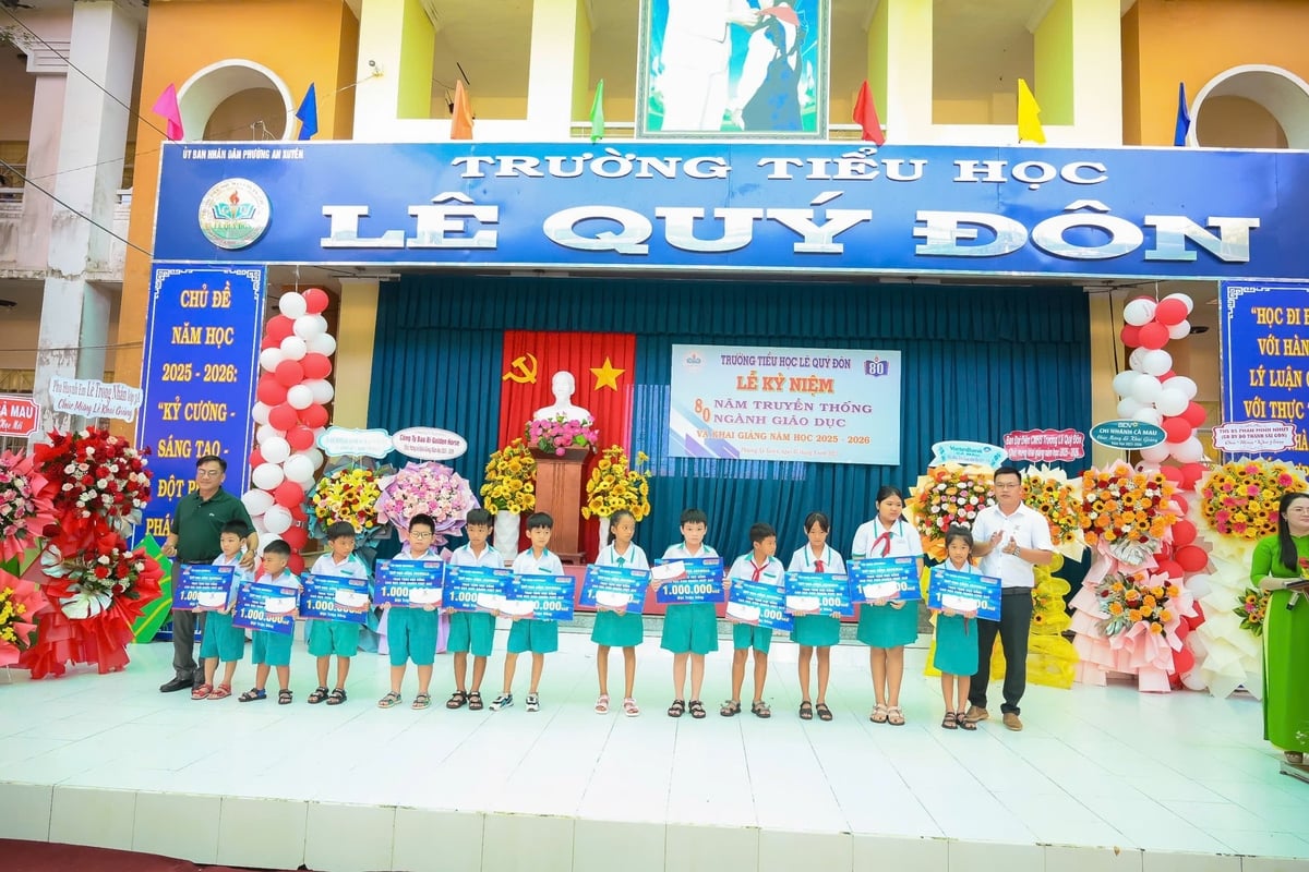 Tại Trường tiểu học Lê Quí Đôn (khóm 6, phường An Xuyên, tỉnh Cà Mau), anh Đỗ Thương Tín – Trưởng khu vực cùng đại lý thức ăn thủy sản An Nhiên cùng trao 10 suất học bổng. Tại Trường tiểu học Lê Quí Đôn (khóm 6, phường An Xuyên, tỉnh Cà Mau), anh Đỗ Thương Tín – Trưởng khu vực cùng đại lý thức ăn thủy sản An Nhiên cùng trao 10 suất học bổng.