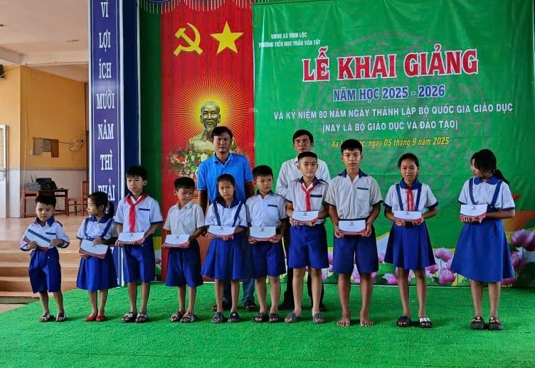 Tại Trường tiểu học Nguyễn Văn Tất (ấp Vĩnh Bình, xã Vĩnh Lộc, tỉnh Cà Mau), anh Nguyễn Hải Đăng – đại diện GrowMax và đại lý thức ăn thủy sản Quốc An cùng trao 5 suất học bổng GrowMax cho các em học sinh. Tại Trường tiểu học Nguyễn Văn Tất (ấp Vĩnh Bình, xã Vĩnh Lộc, tỉnh Cà Mau), anh Nguyễn Hải Đăng – đại diện GrowMax và đại lý thức ăn thủy sản Quốc An cùng trao 5 suất học bổng GrowMax cho các em học sinh.