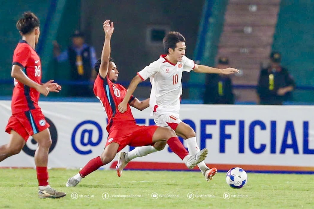 U23 Việt Nam (áo trắng) thi đấu lấn lướt trước U23 Singapore. Ảnh: VFF.