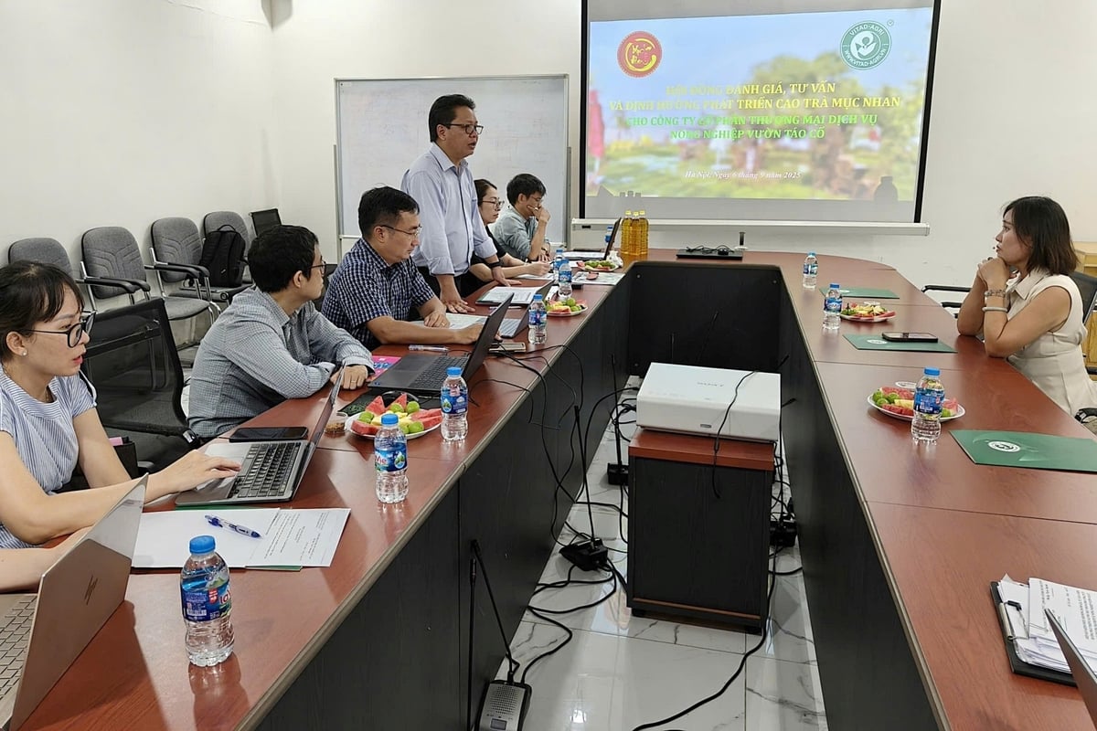 ThS Phạm Đình Nam chia sẻ kinh nghiệm với bà Lê Thị Hoa, Giám đốc Công ty CP Thương mại Dịch vụ Nông nghiệp Vườn Táo Cổ. Ảnh: Bảo Thắng. ThS Phạm Đình Nam chia sẻ kinh nghiệm với bà Lê Thị Hoa, Giám đốc Công ty CP Thương mại Dịch vụ Nông nghiệp Vườn Táo Cổ. Ảnh: Bảo Thắng.