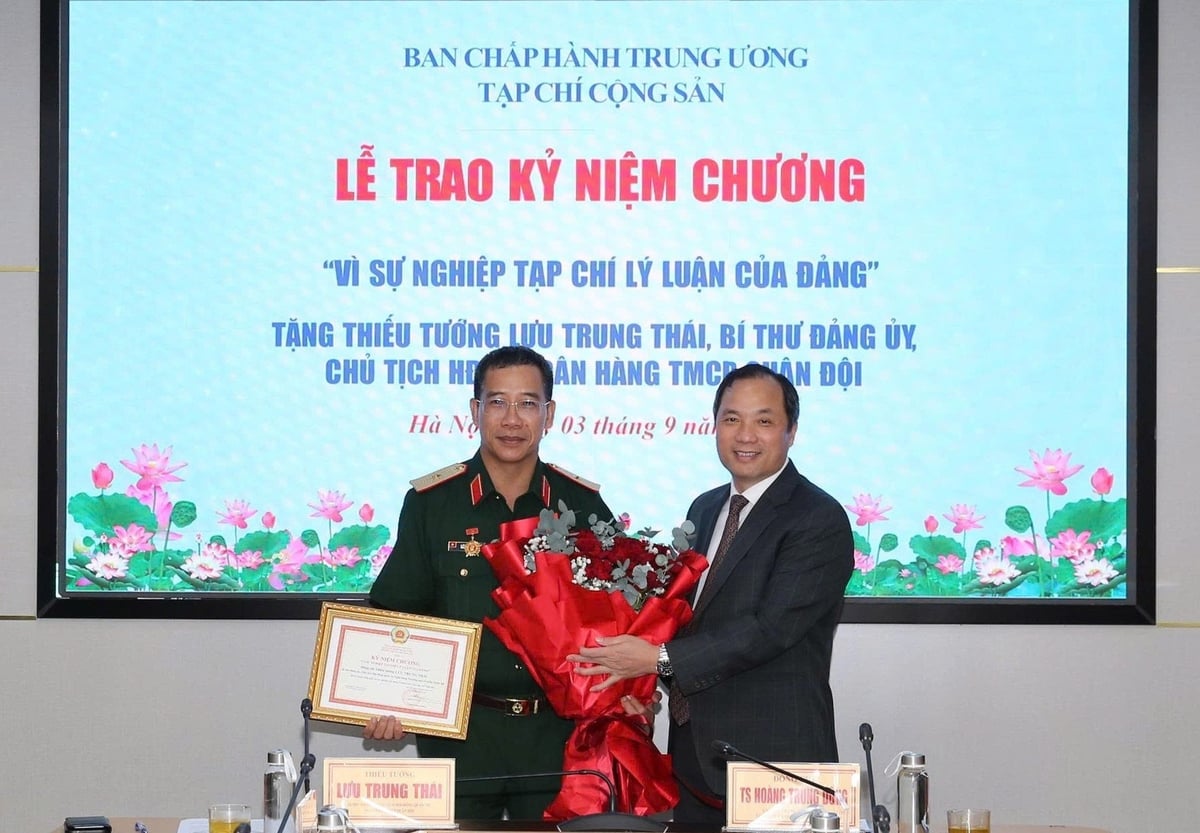 Tạp chí Cộng sản trao tặng Kỷ niệm chương 'Vì sự nghiệp Tạp chí lý luận của Đảng' cho Thiếu tướng Lưu Trung Thái, Bí thư Đảng ủy, Chủ tịch HĐQT Ngân hàng Thương mại Cổ phần Quân đội. Ảnh: TN. Tạp chí Cộng sản trao tặng Kỷ niệm chương 'Vì sự nghiệp Tạp chí lý luận của Đảng' cho Thiếu tướng Lưu Trung Thái, Bí thư Đảng ủy, Chủ tịch HĐQT Ngân hàng Thương mại Cổ phần Quân đội. Ảnh: TN.