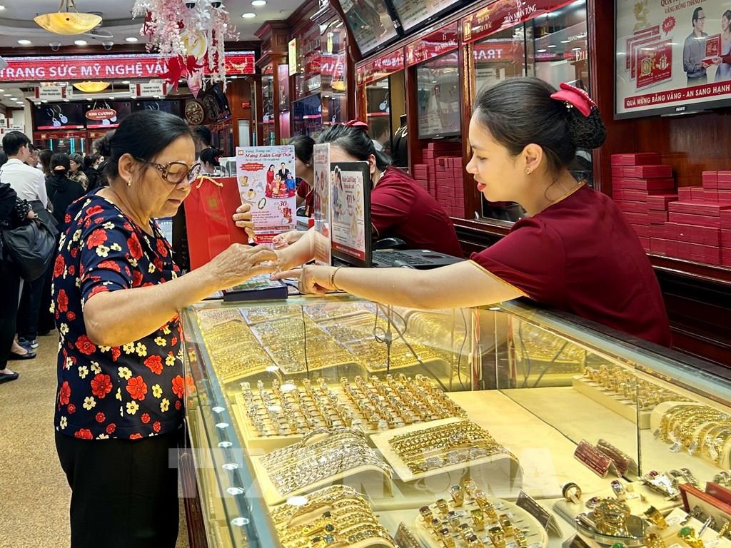Người mua vàng được bảo đảm quyền lợi nhiều hơn, theo Nghị định 232. Ảnh: Diệp Anh. Người mua vàng được bảo đảm quyền lợi nhiều hơn, theo Nghị định 232. Ảnh: Diệp Anh.