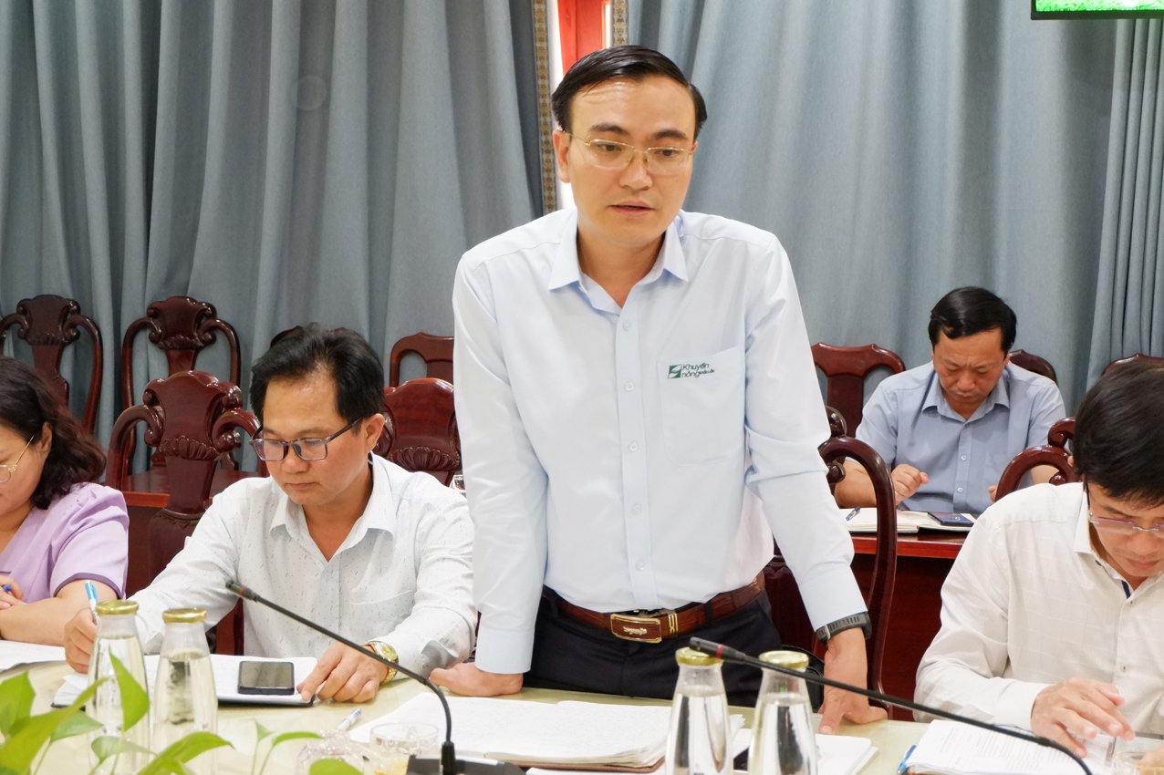 Ông Đinh Văn Đang, Giám đốc Trung tâm Khuyến nông tỉnh báo cáo tại hội nghị. Ảnh: Trần Thọ. Ông Đinh Văn Đang, Giám đốc Trung tâm Khuyến nông tỉnh báo cáo tại hội nghị. Ảnh: Trần Thọ.