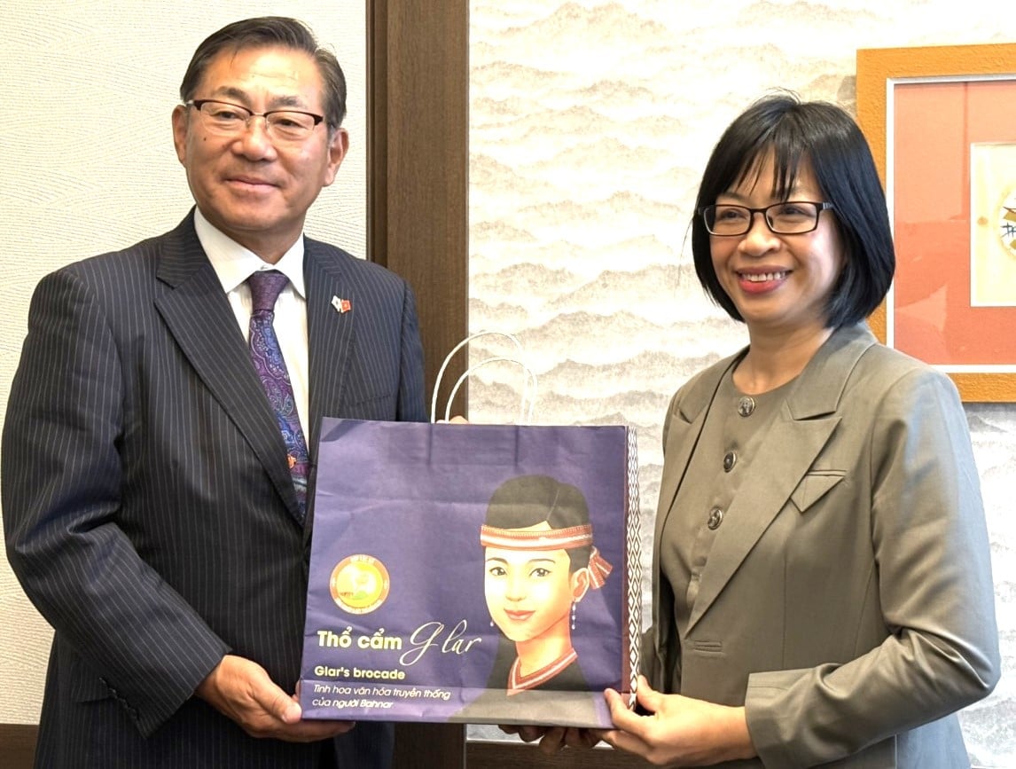 Bà Nguyễn Thị Thanh Lịch, Phó Chủ tịch UBND tỉnh Gia Lai, tặng quà lưu niệm ông Kato Hirosuke, Chủ tịch Hội hữu nghị Nhật-Việt tại Osaka. Ảnh: SVH-TT&DL Bà Nguyễn Thị Thanh Lịch, Phó Chủ tịch UBND tỉnh Gia Lai, tặng quà lưu niệm ông Kato Hirosuke, Chủ tịch Hội hữu nghị Nhật-Việt tại Osaka. Ảnh: SVH-TT&DL