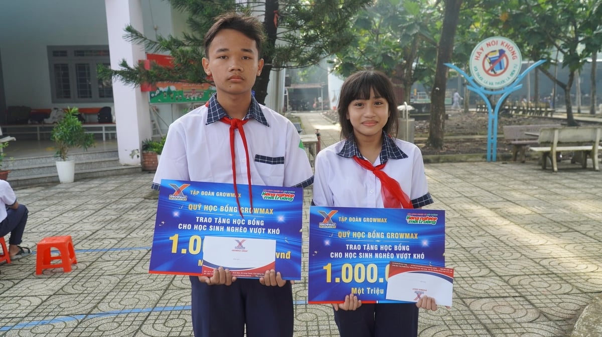 Em Phạm Nguyễn Hoàng Kha và em Phạm Ngọc Kiều Tiên xúc động khi được sẻ chia, tiếp thêm động lực trên con đường học tập. Ảnh: Trần Phi. Em Phạm Nguyễn Hoàng Kha và em Phạm Ngọc Kiều Tiên xúc động khi được sẻ chia, tiếp thêm động lực trên con đường học tập. Ảnh: Trần Phi.
