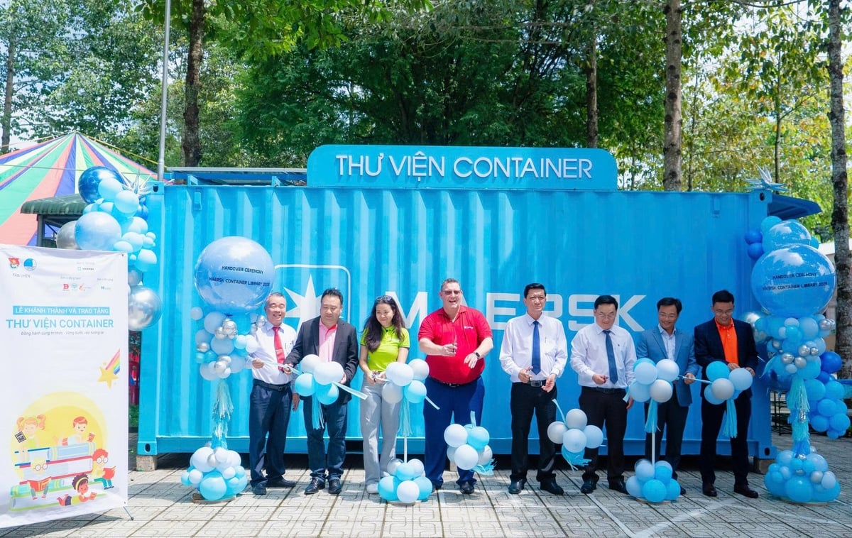 Đại diện các đơn vị đồng hành cùng địa phương cắt băng rôn khánh thành Thư viện Container. Ảnh: Trần Quân. Đại diện các đơn vị đồng hành cùng địa phương cắt băng rôn khánh thành Thư viện Container. Ảnh: Trần Quân.