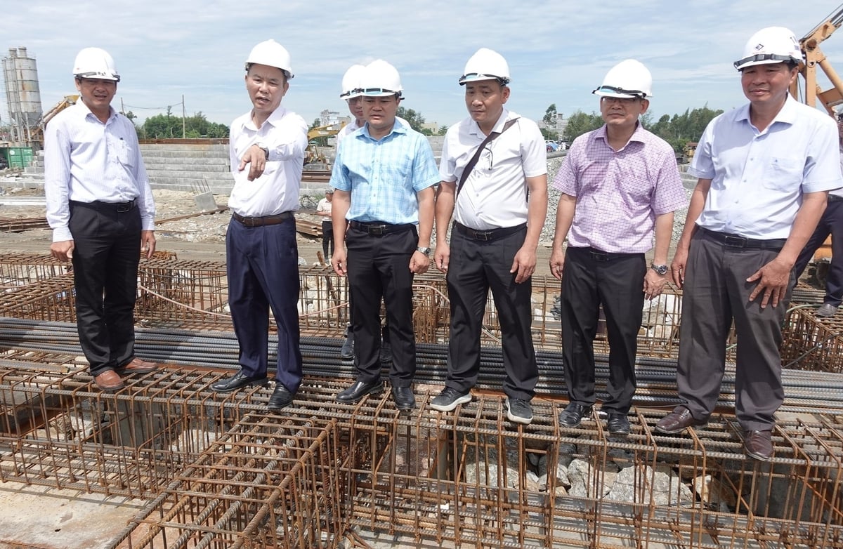 Thứ trưởng Bộ Nông nghiệp và Môi trường Phùng Đức Tiến (thứ 2 từ trái qua) kiểm tra dự án nâng cấp, mở rộng khu neo đậu tránh trú bão kết hợp cảng cá Tịnh Hòa (xã Đông Sơn, tỉnh Quảng Ngãi). Ảnh: L.K. Thứ trưởng Bộ Nông nghiệp và Môi trường Phùng Đức Tiến (thứ 2 từ trái qua) kiểm tra dự án nâng cấp, mở rộng khu neo đậu tránh trú bão kết hợp cảng cá Tịnh Hòa (xã Đông Sơn, tỉnh Quảng Ngãi). Ảnh: L.K.