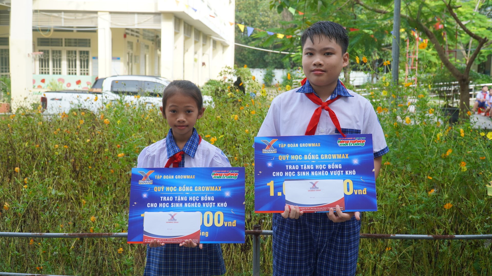 Em Trần Nguyễn Phương Nhớ và em Nguyễn Trần Khánh Vy xúc động khi nhận được sự sẻ chia, tiếp thêm động lực đến trường. Ảnh: Trần Phi. Em Trần Nguyễn Phương Nhớ và em Nguyễn Trần Khánh Vy xúc động khi nhận được sự sẻ chia, tiếp thêm động lực đến trường. Ảnh: Trần Phi.
