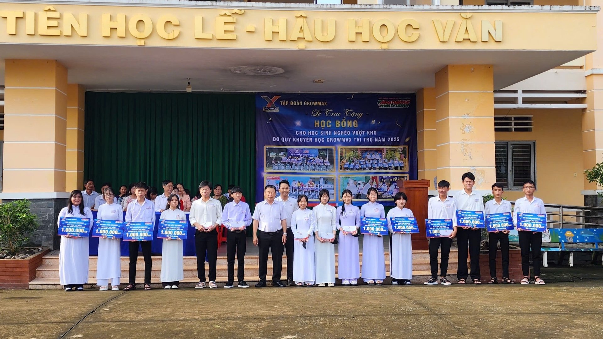 Cùng ngày, đại diện Tập đoàn GrowMax trao các suất học bổng cho học sinh Trường THPT Phan Văn Đạt, xã Thuận Mỹ, tỉnh Tây Ninh. Ảnh: CTV. Cùng ngày, đại diện Tập đoàn GrowMax trao các suất học bổng cho học sinh Trường THPT Phan Văn Đạt, xã Thuận Mỹ, tỉnh Tây Ninh. Ảnh: CTV.