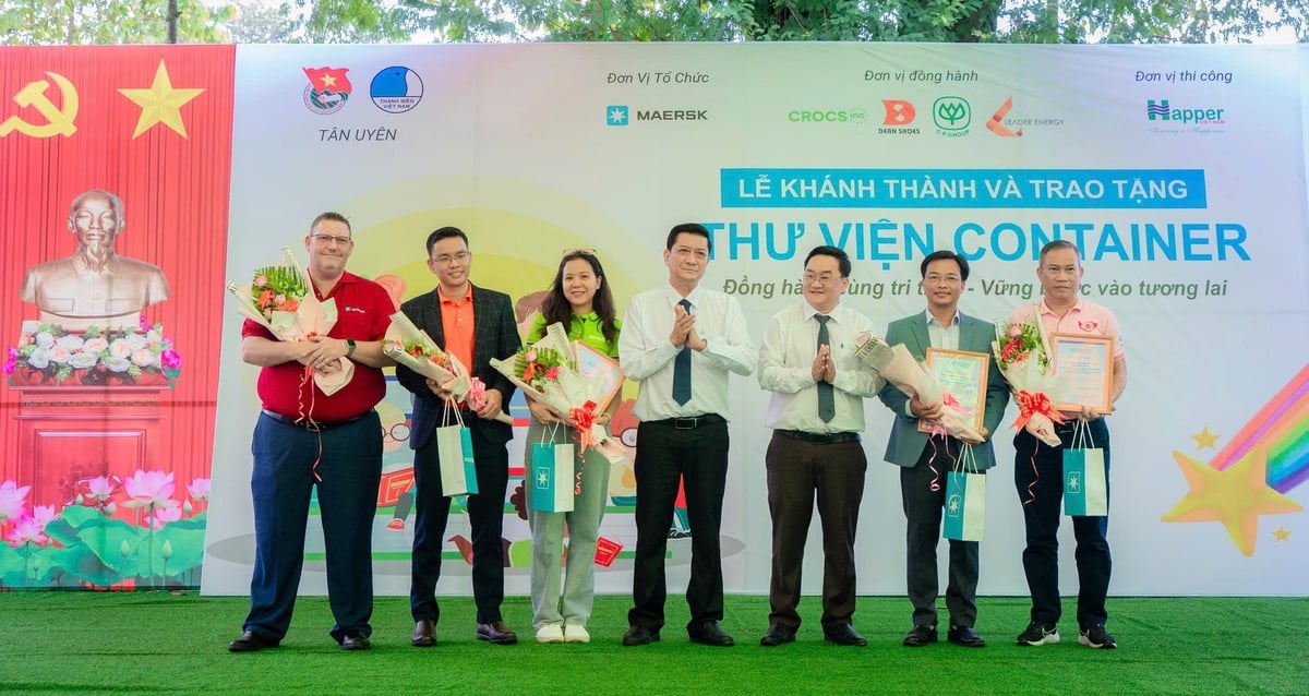 Đại diện phía địa phương trao tặng hoa và thư cảm ơn ghi nhận sự đồng hành của các nhà tài trợ. Ảnh: Trần Quân. Đại diện phía địa phương trao tặng hoa và thư cảm ơn ghi nhận sự đồng hành của các nhà tài trợ. Ảnh: Trần Quân.
